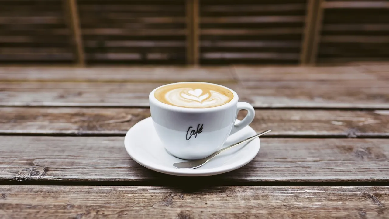 Tasse de café posée sur des planches de bois usées